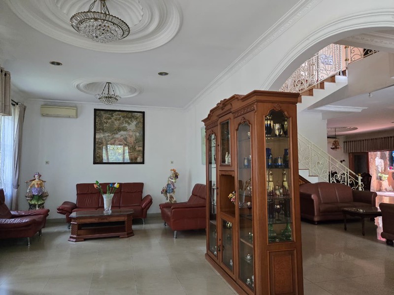 Rumah kayu putih hoek, bebas banjir, jln lebar, prk 8 Mobil, jaktim