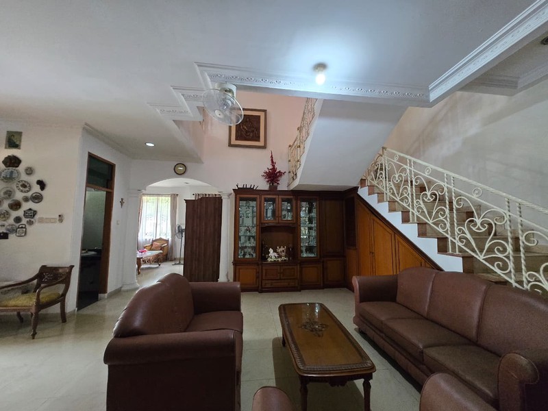 Rumah kayu putih hoek, bebas banjir, jln lebar, prk 8 Mobil, jaktim