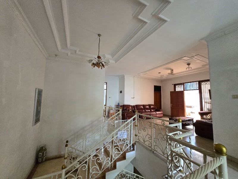 Rumah kayu putih hoek, bebas banjir, jln lebar, prk 8 Mobil, jaktim