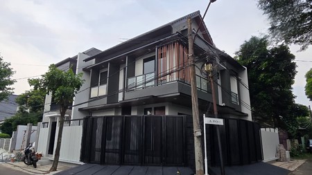 Rumah baru Hoek di BSD Griya Loka Depan Taman