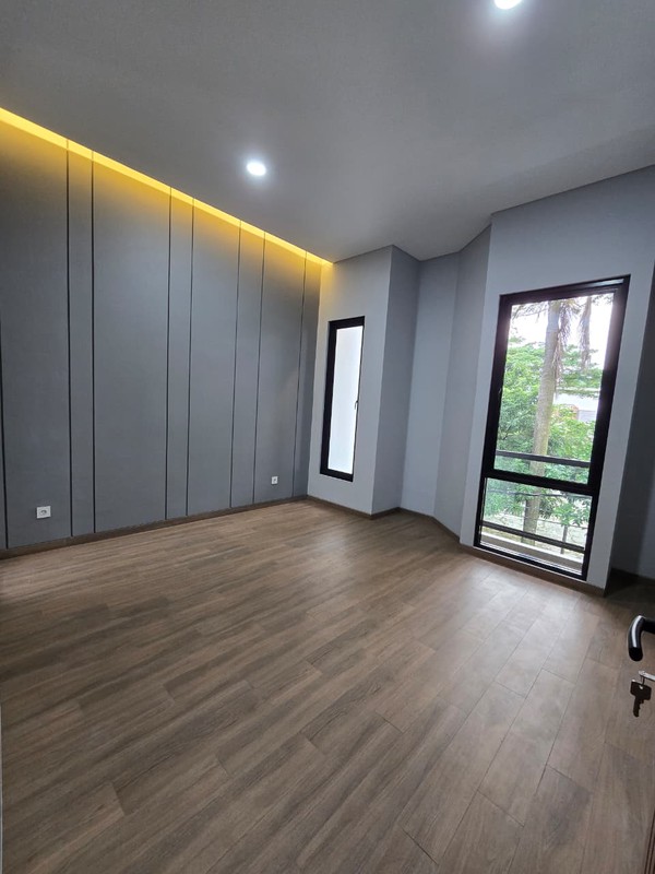 Rumah baru Hoek di BSD Griya Loka Depan Taman