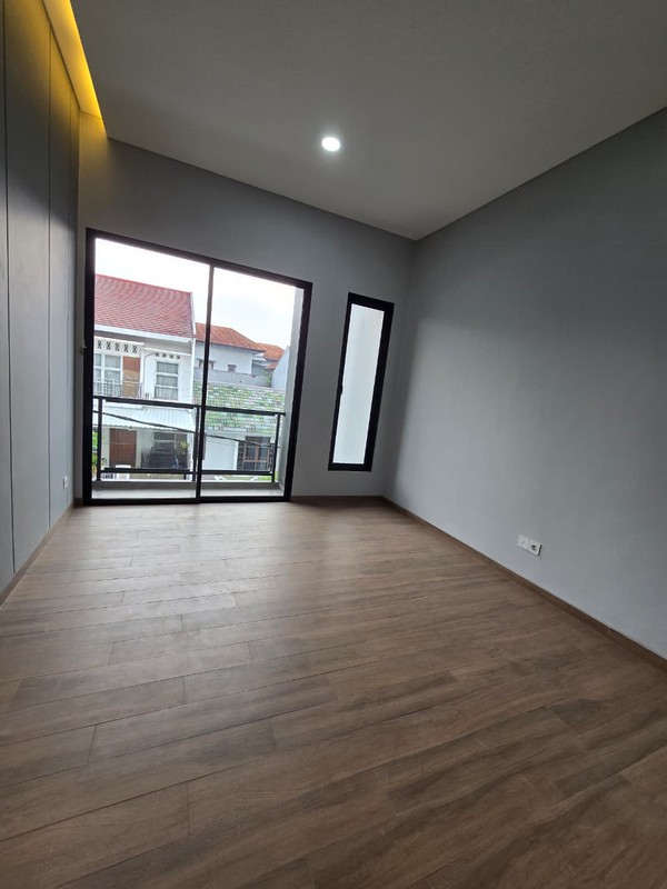 Rumah baru Hoek di BSD Griya Loka Depan Taman