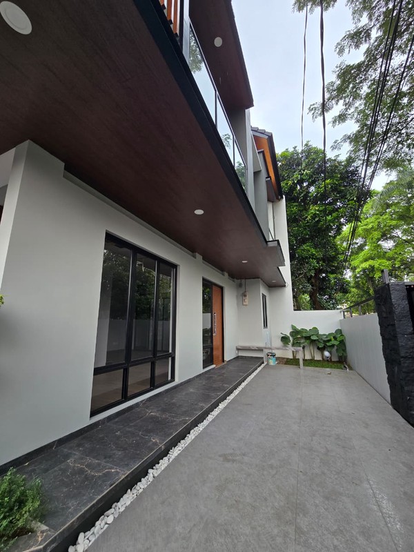 Rumah baru Hoek di BSD Griya Loka Depan Taman