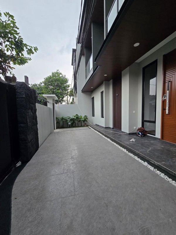Rumah baru Hoek di BSD Griya Loka Depan Taman