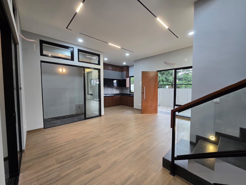 Rumah baru Hoek di BSD Griya Loka Depan Taman