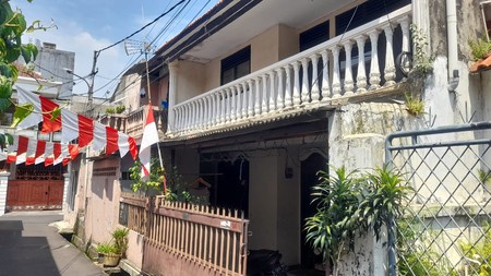 Rumah 10 Kamar Dijual di Tebet Barat Dalam - Cocok untuk Kos Eksklusif atau Investasi