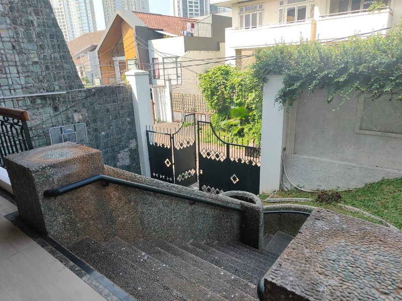 Dijual Rumah Mewah Simprug Garden - Lokasi Premium, Luas & Elegan