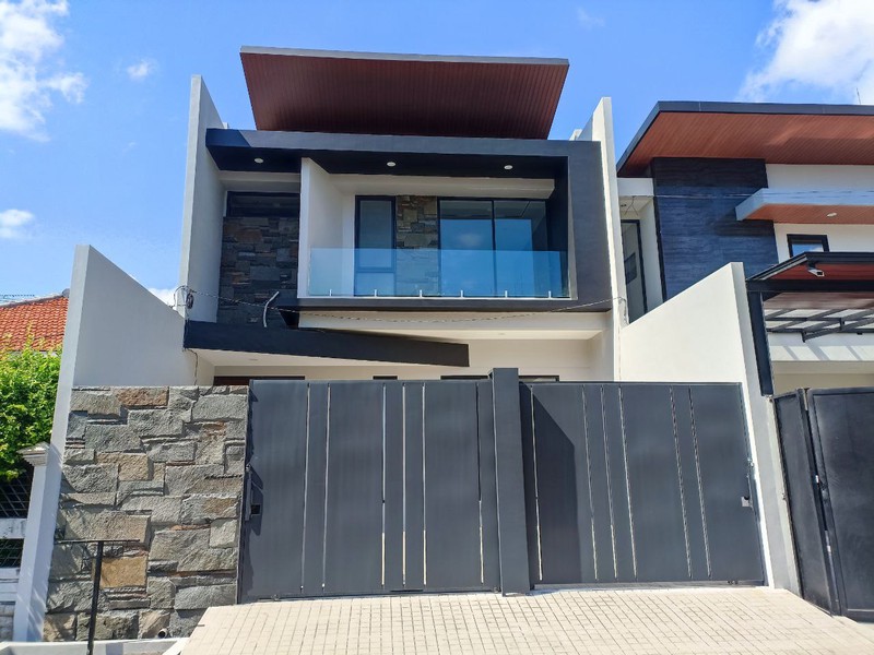 Rumah Baru 2 Lantai Manyar Jaya Surabaya - Modern & Nyaman 
