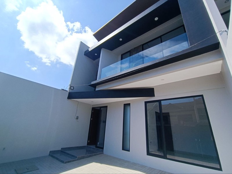 Rumah Baru 2 Lantai Manyar Jaya Surabaya - Modern & Nyaman 