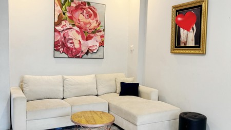 Rumah Cantik 2 Lantai Siap Huni KT 4+1 KM 3 di Pamulang LB 128 m2 LT 220 m2