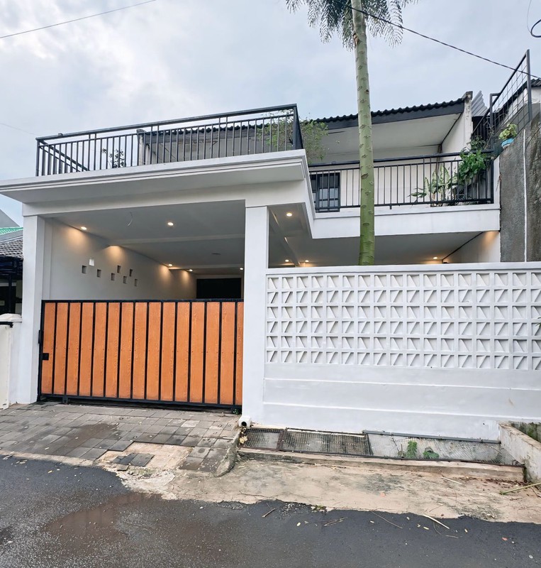 Rumah Cantik 2 Lantai Siap Huni KT 4+1 KM 3 di Pamulang LB 128 m2 LT 220 m2