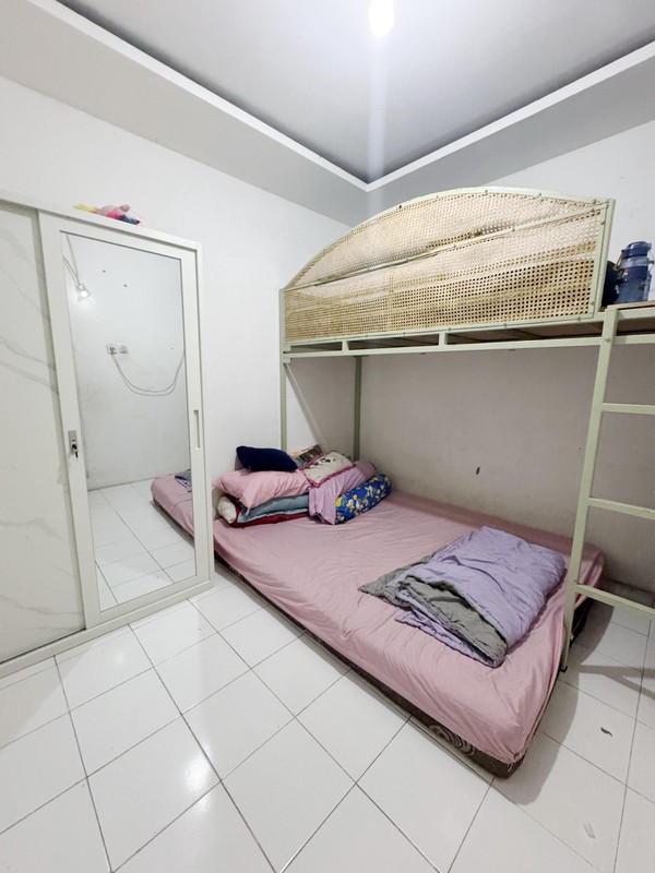 Rumah Cantik 2 Lantai Siap Huni KT 4+1 KM 3 di Pamulang LB 128 m2 LT 220 m2