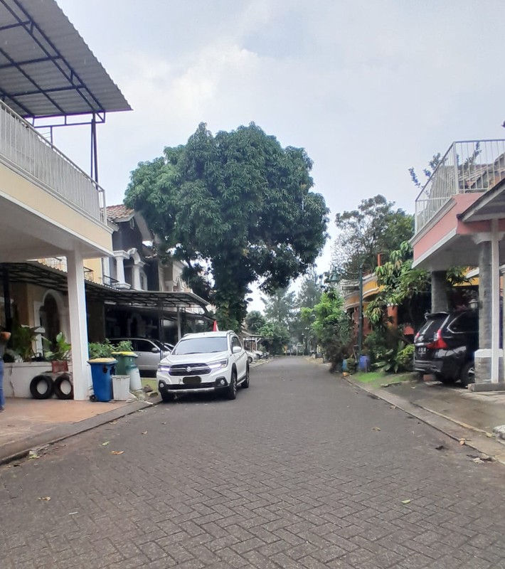 Rumah Tingkat Eksklusif di Raffles Hills