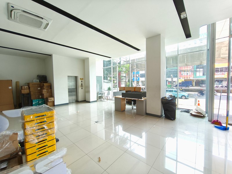 Gedung Jl Wolter Monginsidi, Kebayoran Baru