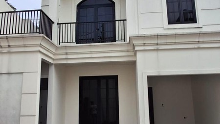 Dijual rumah Type American Classic Cinere