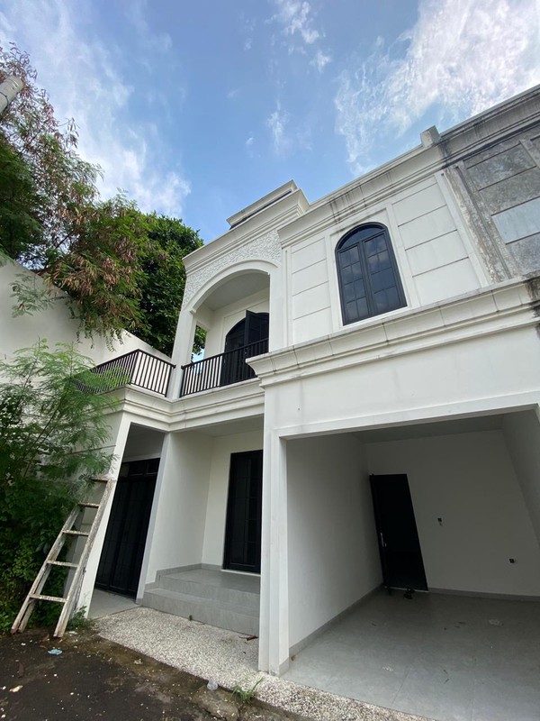 Dijual rumah Type American Classic Cinere