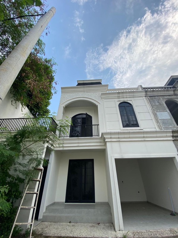 Dijual rumah Type American Classic Cinere