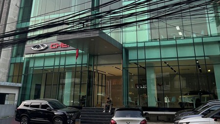 Disewakan Ruang Usaha Cocok Untuk Kantor dan Showroom di Wolter Monginsidi
