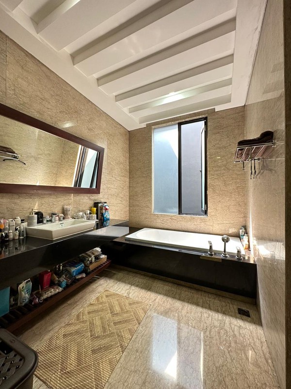 Rumah Bagus, Luxury, Lingkungan aman dan nyaman dengan Private swimmong Pool di Jak sel