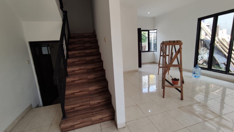 Rumah 2 Lantai, Bagus Siap Huni dekat ST. Pondok Ranji,.