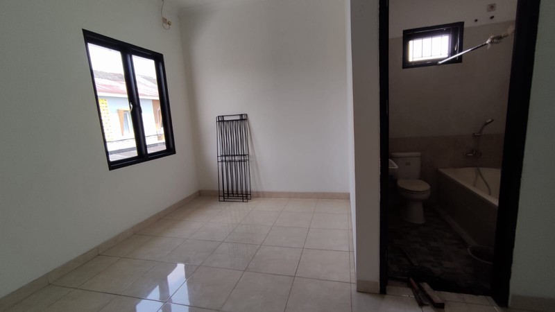 Rumah 2 Lantai, Bagus Siap Huni dekat ST. Pondok Ranji,.