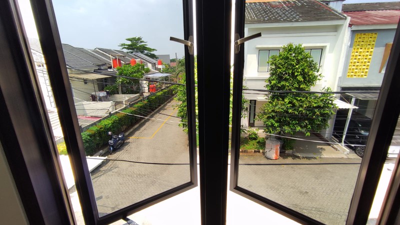 Rumah 2 Lantai, Bagus Siap Huni dekat ST. Pondok Ranji,.