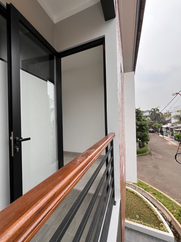 Rumah bagus,jalan lebar,dalam cluster di Bintaro Jaya 9.