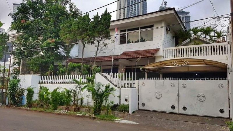 Rumah Mewah Klasik di Simprug Garden, Akses Kebayoran Baru Kemang