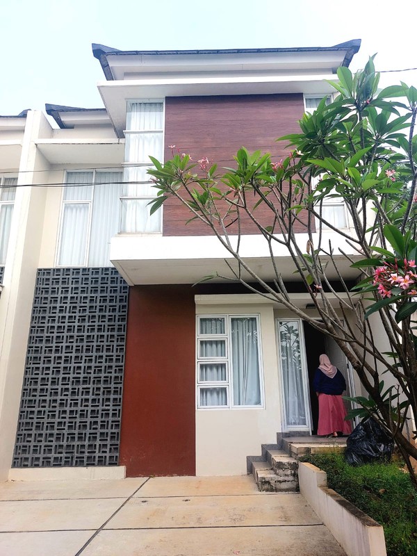 Rumah 2 Lantai LT 105 m2 dan LB 136 m2 dengan KT 3+1 KM 2+1 Posisi HOEK