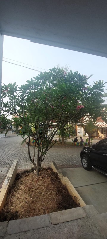 Rumah 2 Lantai LT 105 m2 dan LB 136 m2 dengan KT 3+1 KM 2+1 Posisi HOEK