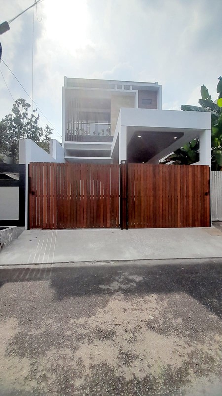 Rumah 2 Lantai Dijual Lokasi di Taman Malaka Duren Sawit Jaktim