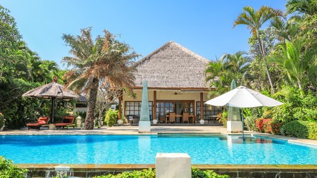 BEACHFRONT VILLA WITH SPACIOUS GARDEN AND POOL IN LOVINA, NORTH BALI