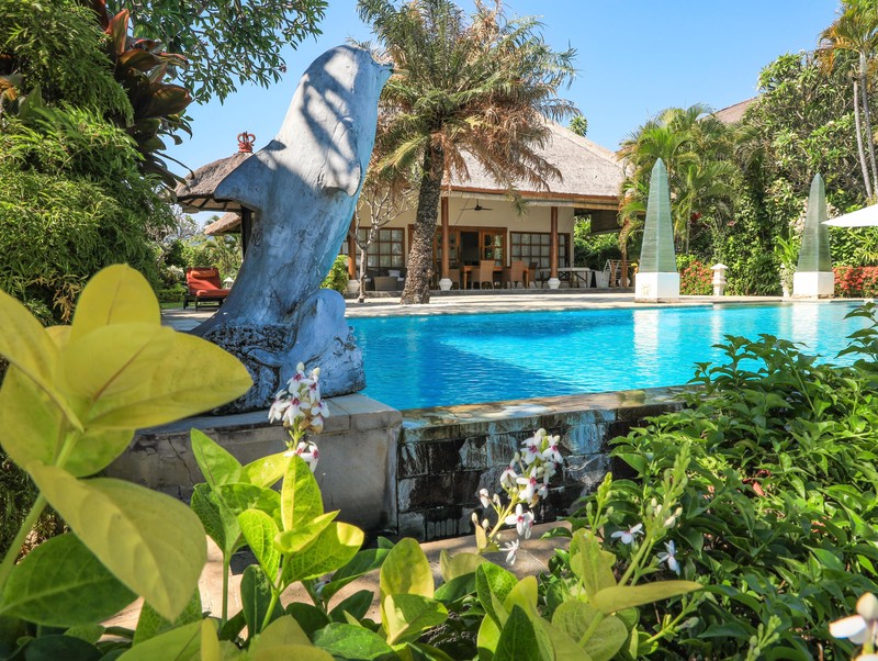 BEACHFRONT VILLA WITH SPACIOUS GARDEN AND POOL IN LOVINA, NORTH BALI