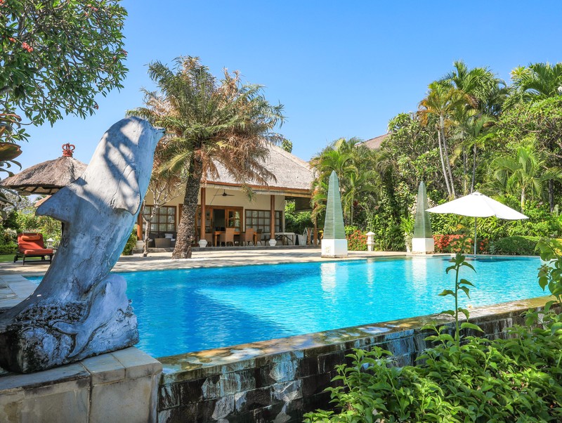 BEACHFRONT VILLA WITH SPACIOUS GARDEN AND POOL IN LOVINA, NORTH BALI