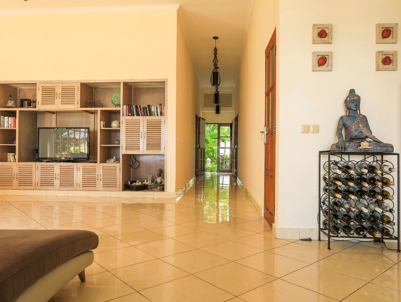 BEACHFRONT VILLA WITH SPACIOUS GARDEN AND POOL IN LOVINA, NORTH BALI