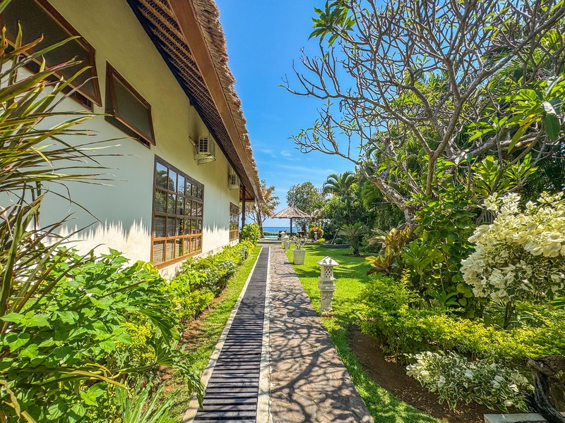 BEACHFRONT VILLA WITH SPACIOUS GARDEN AND POOL IN LOVINA, NORTH BALI