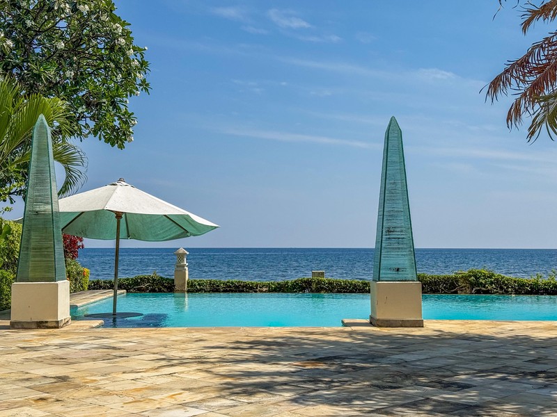 BEACHFRONT VILLA WITH SPACIOUS GARDEN AND POOL IN LOVINA, NORTH BALI