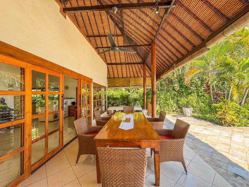 BEACHFRONT VILLA WITH SPACIOUS GARDEN AND POOL IN LOVINA, NORTH BALI
