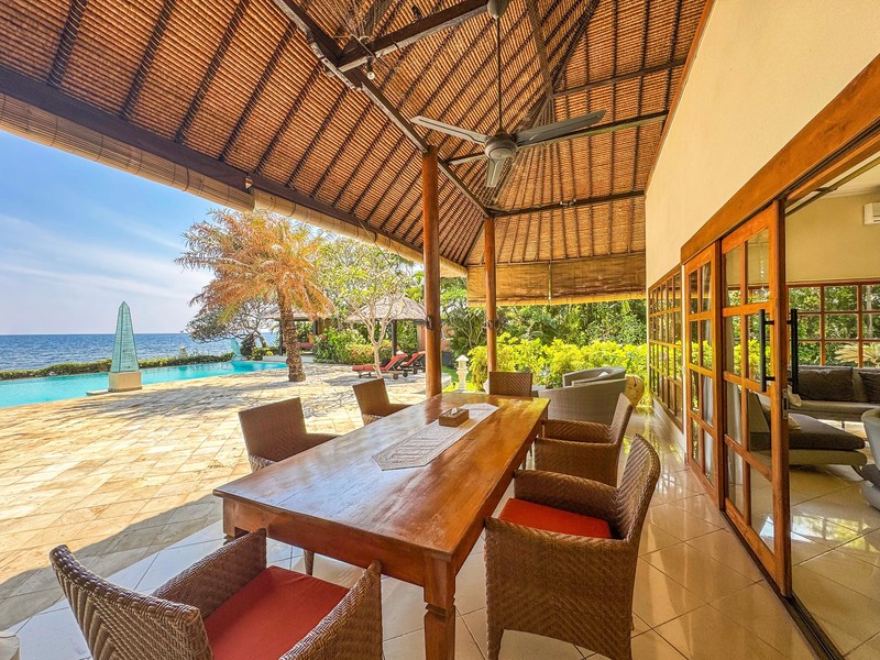 BEACHFRONT VILLA WITH SPACIOUS GARDEN AND POOL IN LOVINA, NORTH BALI