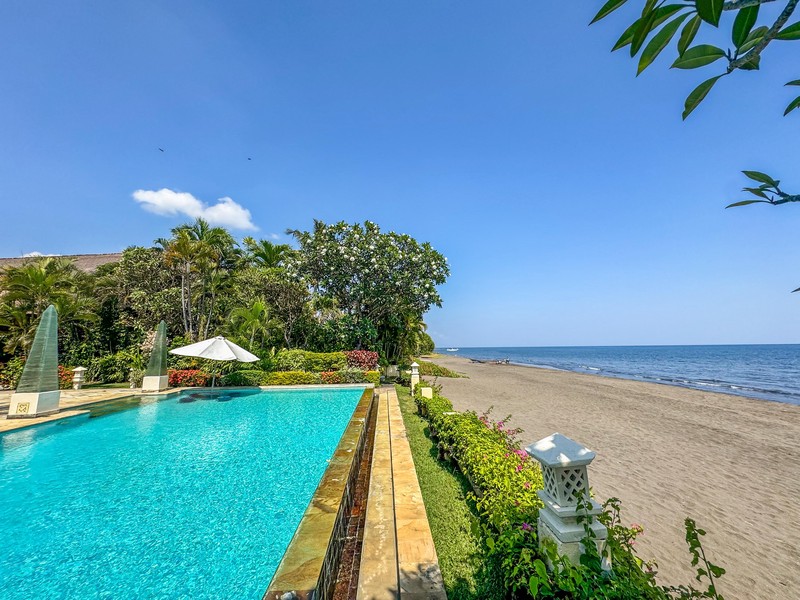 BEACHFRONT VILLA WITH SPACIOUS GARDEN AND POOL IN LOVINA, NORTH BALI