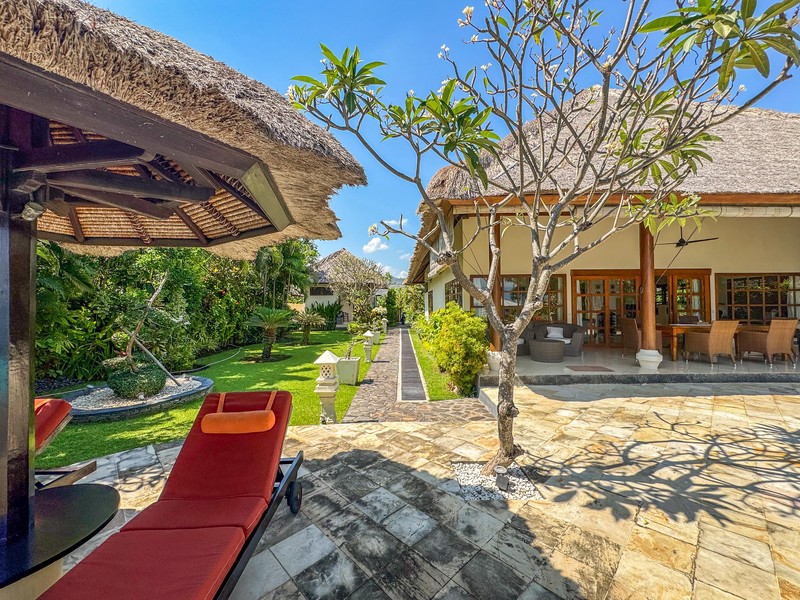 BEACHFRONT VILLA WITH SPACIOUS GARDEN AND POOL IN LOVINA, NORTH BALI