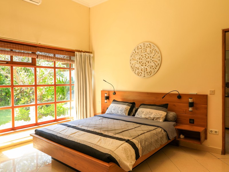BEACHFRONT VILLA WITH SPACIOUS GARDEN AND POOL IN LOVINA, NORTH BALI