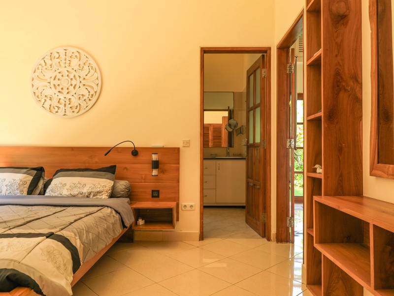 BEACHFRONT VILLA WITH SPACIOUS GARDEN AND POOL IN LOVINA, NORTH BALI