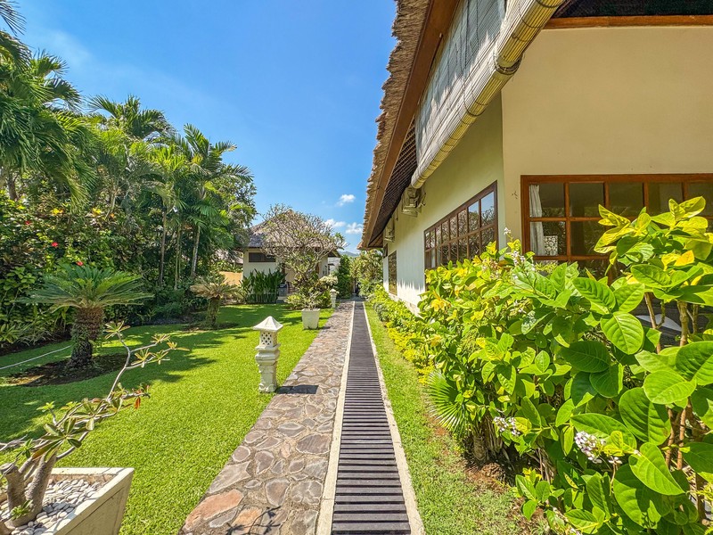 BEACHFRONT VILLA WITH SPACIOUS GARDEN AND POOL IN LOVINA, NORTH BALI