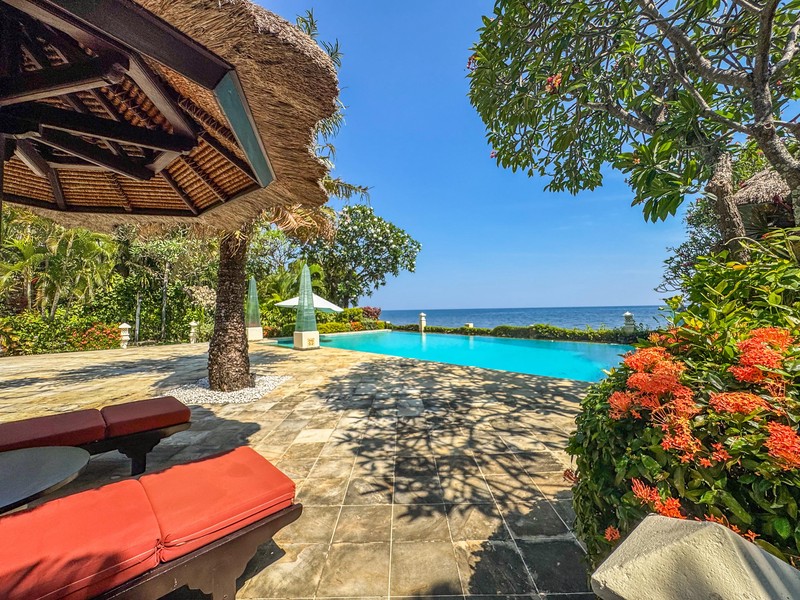 BEACHFRONT VILLA WITH SPACIOUS GARDEN AND POOL IN LOVINA, NORTH BALI