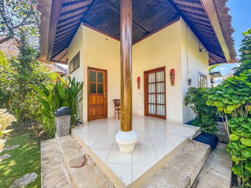 BEACHFRONT VILLA WITH SPACIOUS GARDEN AND POOL IN LOVINA, NORTH BALI
