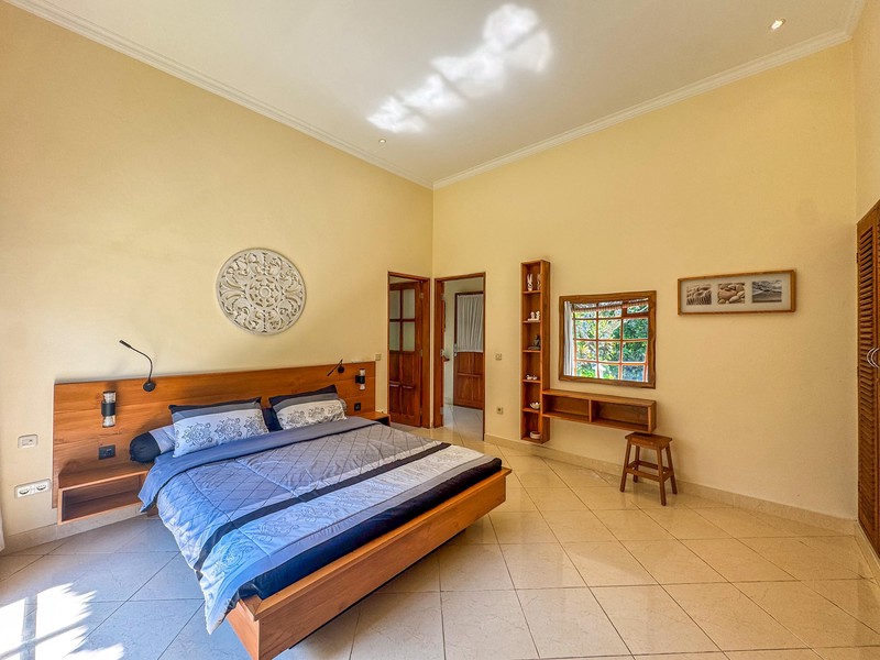 BEACHFRONT VILLA WITH SPACIOUS GARDEN AND POOL IN LOVINA, NORTH BALI