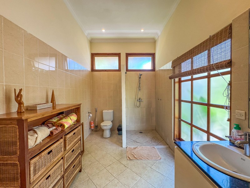 BEACHFRONT VILLA WITH SPACIOUS GARDEN AND POOL IN LOVINA, NORTH BALI