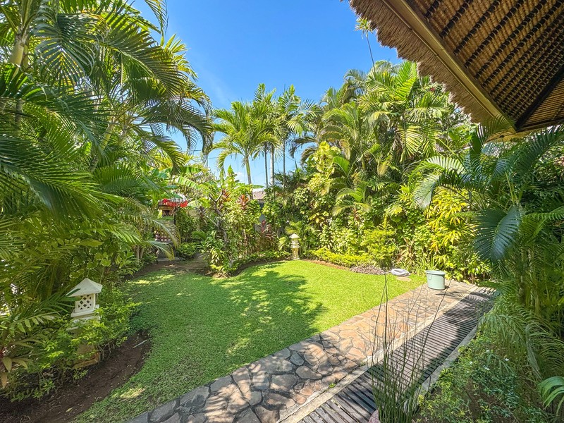 BEACHFRONT VILLA WITH SPACIOUS GARDEN AND POOL IN LOVINA, NORTH BALI