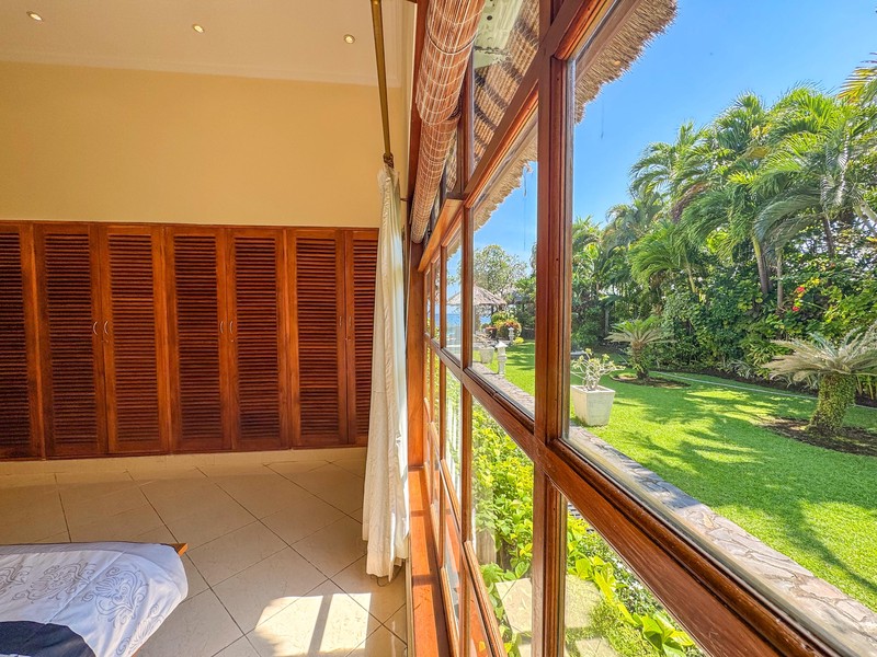 BEACHFRONT VILLA WITH SPACIOUS GARDEN AND POOL IN LOVINA, NORTH BALI